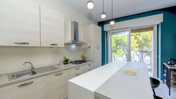 Kühlschrank, Mikrowelle, Ofen, Geschirrspüler