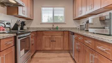 Rumah (4 Bedrooms) | Dapur pribadi | Microwave, oven, dan mesin pembuat kopi/teh