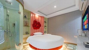 A bedroom with a bed, a shower, and a large red flower decoration. - Man'ai Hotel (Shanghai)