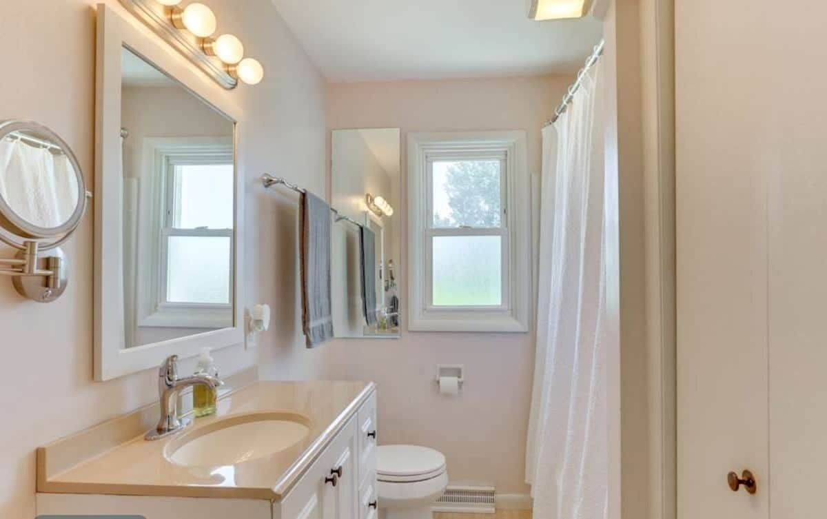 Hiustenkuivaaja, pyyhkeet, vessapaperi