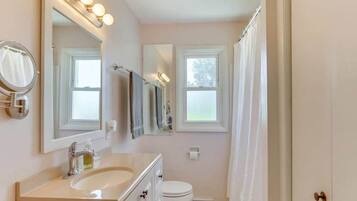 Hiustenkuivaaja, pyyhkeet, vessapaperi