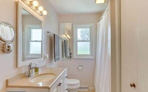 Hiustenkuivaaja, pyyhkeet, vessapaperi