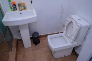 Shower, towels - Bamgbose Apartments - Sleeps 2 - Parking - Balcony (Lagos)