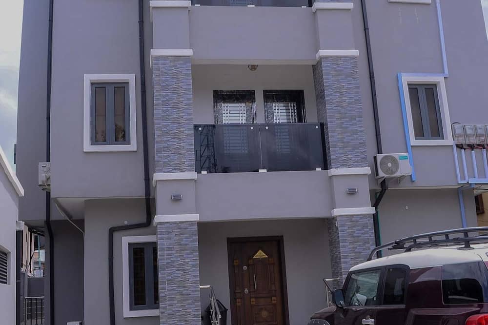 Bamgbose Apartments - Sleeps 2 - Parking - Balcony