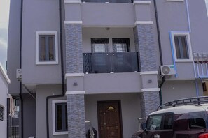 Exterior - Bamgbose Apartments - Sleeps 2 - Parking - Balcony (Lagos)