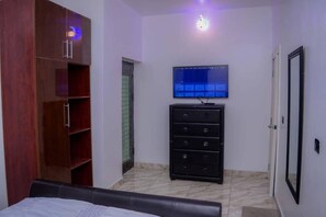 2 bedrooms, iron/ironing board, free WiFi, bed sheets - Bamgbose Apartments - Sleeps 2 - Parking - Balcony (Lagos)