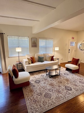 A living room with a white sofa, two armchairs, a coffee table, and a patterned rug. - Charming 4-bedroom house in delightful South Lake Tahoe near Tahoe golf course (South Lake Tahoe)