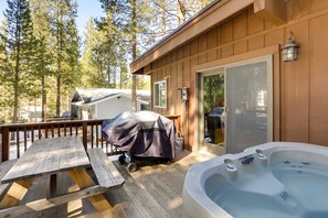 Terrace/patio - Charming 4-bedroom house in delightful South Lake Tahoe near Tahoe golf course (South Lake Tahoe)