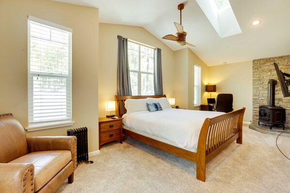 4 bedrooms, iron/ironing board, WiFi, bed sheets - Charming 4-bedroom house in delightful South Lake Tahoe near Tahoe golf course (South Lake Tahoe)