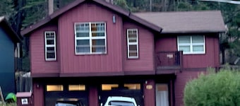 Charming 4-bedroom house in delightful South Lake Tahoe near Tahoe golf course