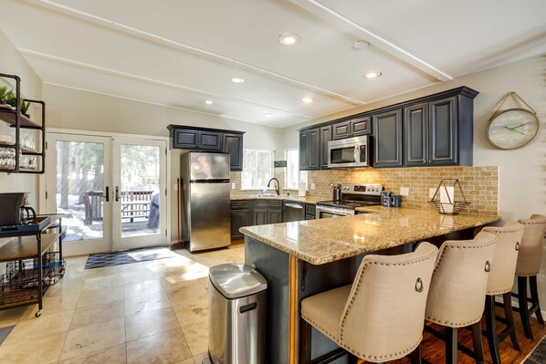 Microwave, oven, stovetop, dishwasher - Charming 4-bedroom house in delightful South Lake Tahoe near Tahoe golf course (South Lake Tahoe)