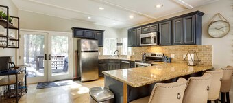 Charming 4-bedroom house in delightful South Lake Tahoe near Tahoe golf course