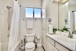 House (4 Bedrooms) | Bathroom | Free toiletries, towels, soap, shampoo - @ Marbella Lane - Stylish Cozy4br in Siliconvalley (Santa Clara)