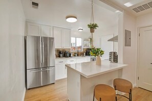 House (4 Bedrooms) | Private kitchen | Oven, coffee/tea maker, toaster, cookware/dishes/utensils - @ Marbella Lane - Stylish Cozy4br in Siliconvalley (Santa Clara)