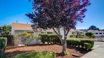House (4 Bedrooms) | Garden view