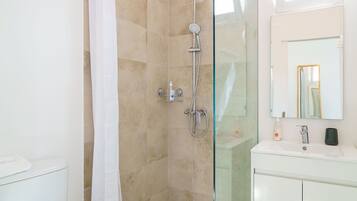 Bruser, hårtørrer, håndklæder