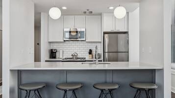 Apartamento premium, 1 quarto | Cozinha privada | Geladeira, micro-ondas, fogão, cooktop
