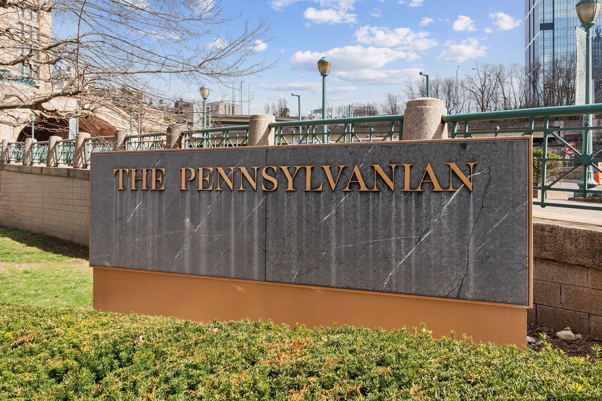 Um sinal com a inscrição 'THE PENNSYLVANIAN' em letras douradas sobre um fundo de mármore.