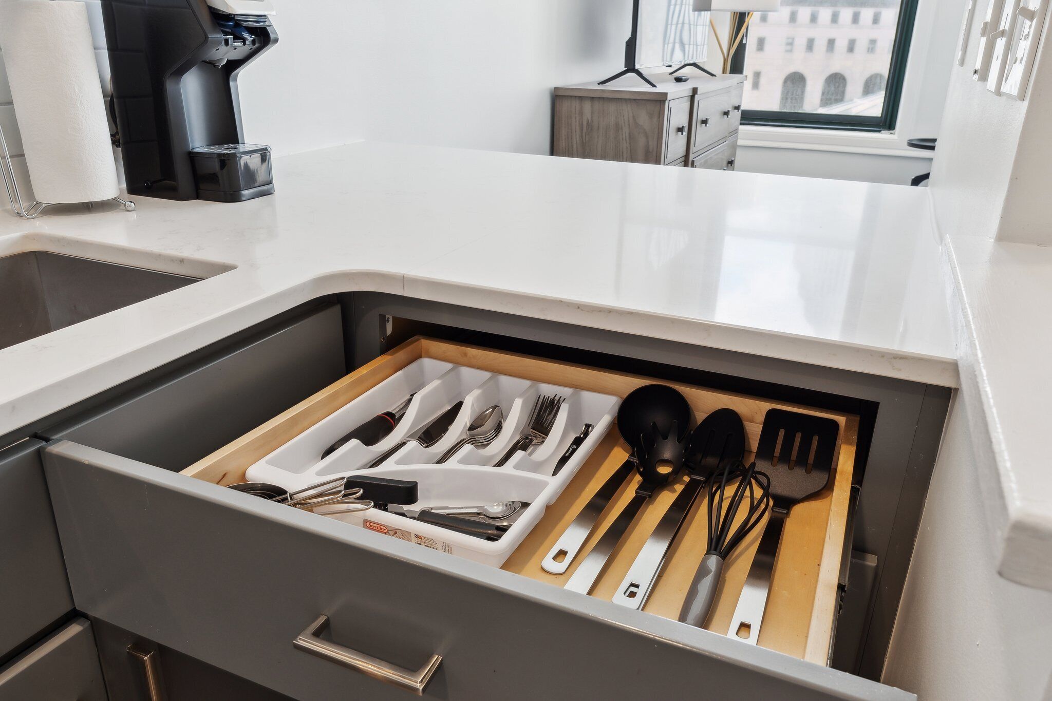 Un cajón de cocina con utensilios ordenados.