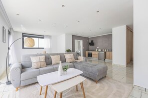 Basic Apartment | Living area - Appartement de 3 pieces a Birkhadem (Algiers)