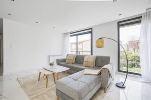 Basic Apartment | Living area