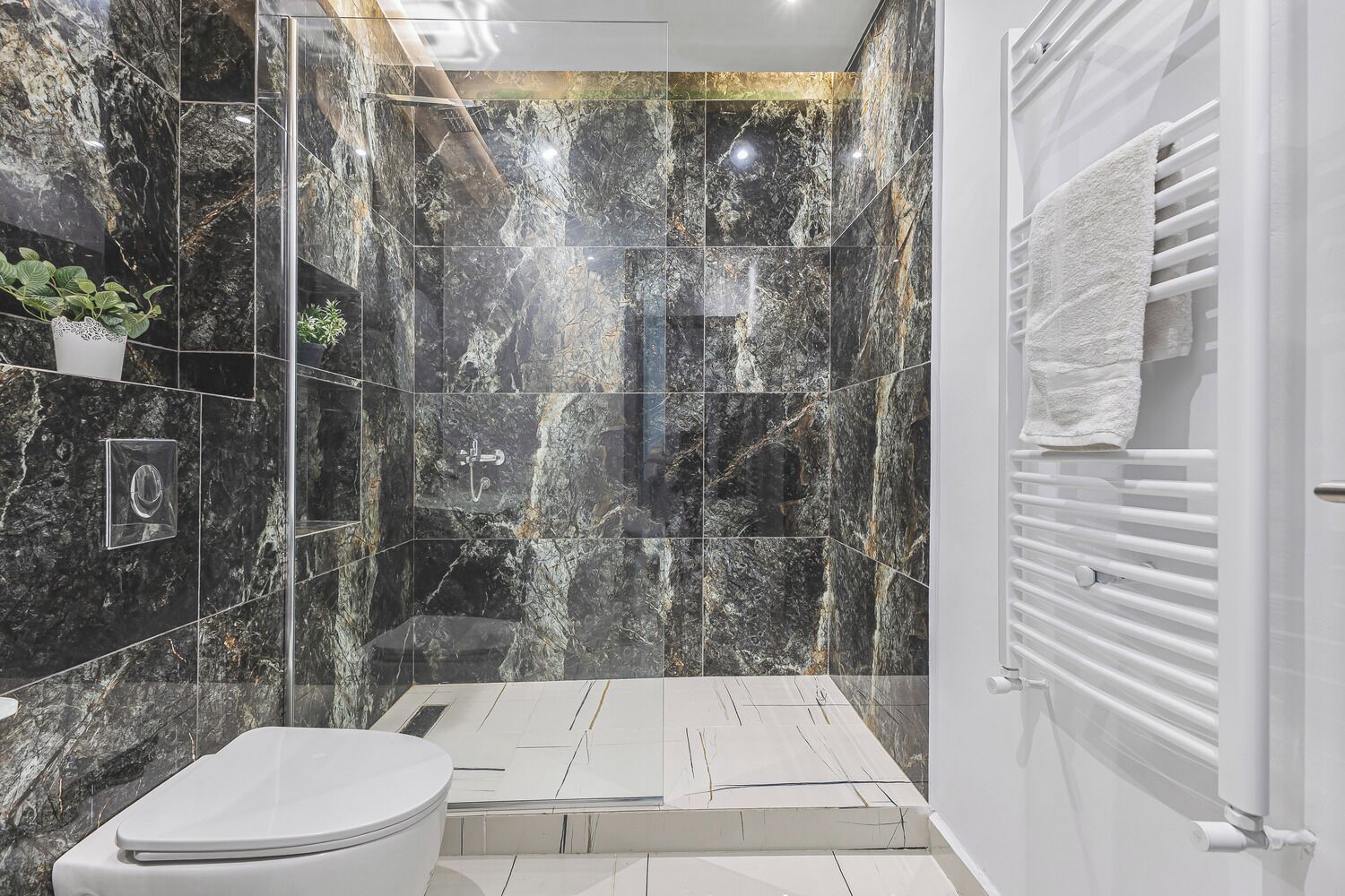 Basic Apartment | Bathroom | Free toiletries, hair dryer, towels, soap