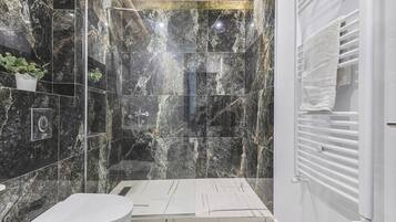 Departamento básico | Baño | Amenidades de baño gratuitas, secadora de cabello, toallas, jabón