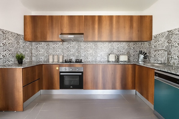 Departamento básico | Cocina privada | Refrigerador, microondas, horno y parrilla de estufa 