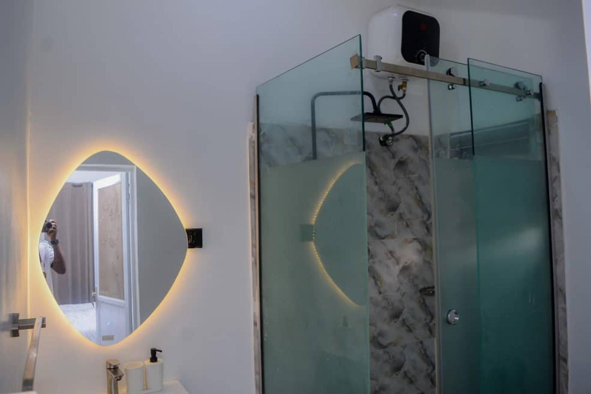 Apartment | Bathroom | Shower, hair dryer, towels