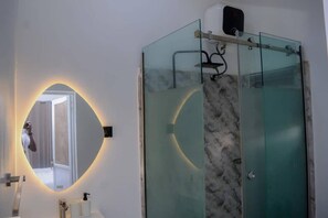 Appartement | Badkamer | Een douche, een haardroger, handdoeken