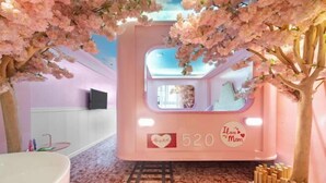 A pink-themed room with a large window, a heart-shaped sticker, and the number 520. - KINCO Hotel (Huizhou Huiyang Station) (Huizhou)