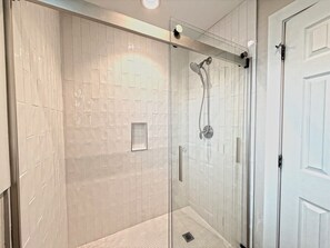 Dusche, Haartrockner, Handtücher, Seife