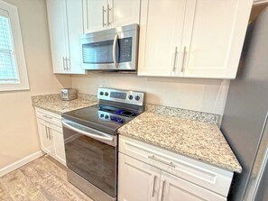 Mikrobølgeovn, ovn, kokeplater og oppvaskmaskin