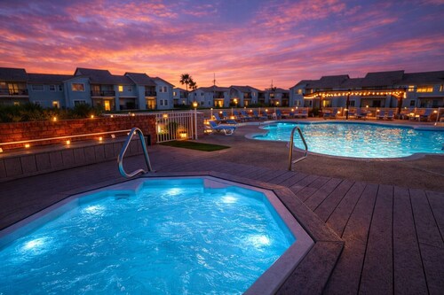 Stay, Splash & Unwind – Poolside 2BR Condo with Hot Tub, Pickleball & BBQ Grills