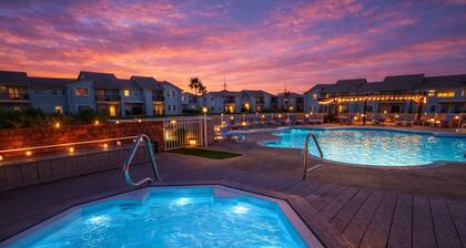 Stay, Splash & Unwind – Poolside 2BR Condo with Hot Tub, Pickleball & BBQ Grills