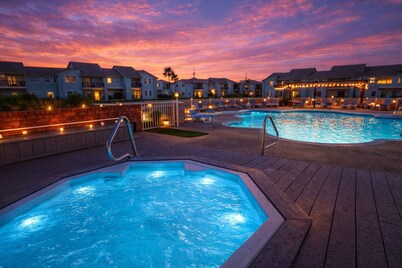 Stay, Splash & Unwind – Poolside 2BR Condo with Hot Tub, Pickleball & BBQ Grills