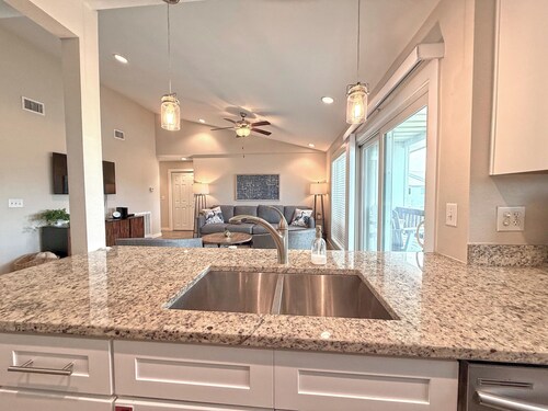 Stay, Splash & Unwind – Poolside 2BR Condo with Hot Tub, Pickleball & BBQ Grills