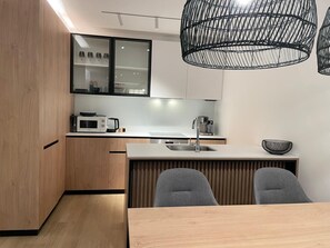 Luxury Apartment, Garden View | Private kitchen