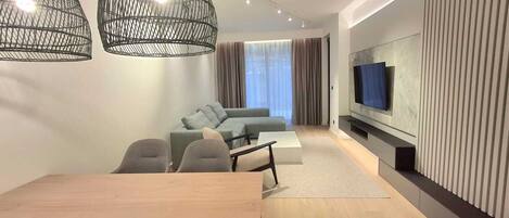 Luxury-Apartment, Gartenblick | Wohnbereich | 42-Zoll-LCD-Fernseher mit Digitalempfang
