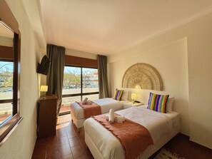 2 Schlafzimmer, Babybetten, Bettwäsche