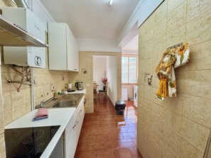 Mikrowelle, Wasserkocher mit Kaffee-/Teezubehör