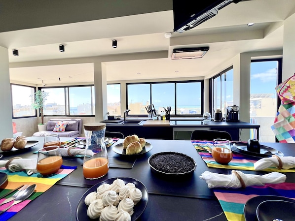 Microwave, coffee/tea maker, cookware/dishes/utensils - Quarteira Central Beach 4 by Homing (Loulé)