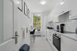 Fridge, microwave, oven, stovetop - Spacious Victorian Flat with 2x Allocated Parking by StayByNumbers (Belfast)