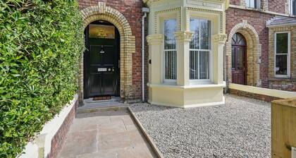 Central flat 4 bedroom, 2 bathroom | StayByNumbers