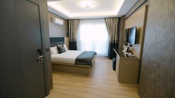 Bộ đồ giường cao cấp, minibar, bàn