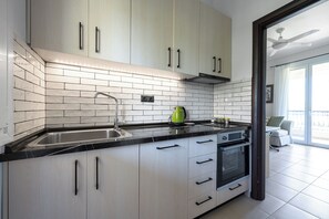 Kjøleskap, mikrobølgeovn, ovn og kaffetrakter/tekoker