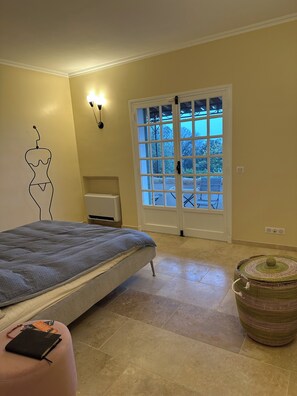4 quartos, ferros/tábuas de passar roupa, Wi-Fi, roupa de cama