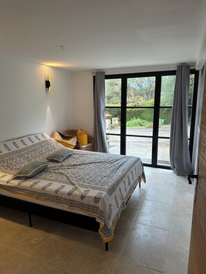 4 bedrooms, iron/ironing board, WiFi, bed sheets