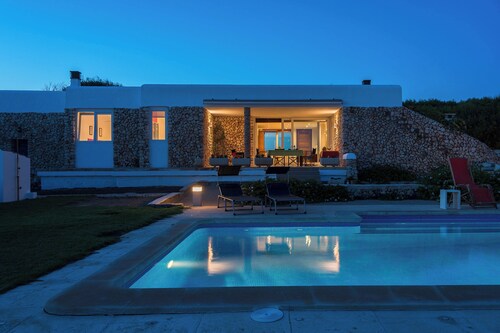 Villa en Ciutadella en primera línea de m ar