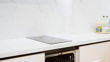 Frigorífic, placa de cuina, rentaplats i cafetera i tetera